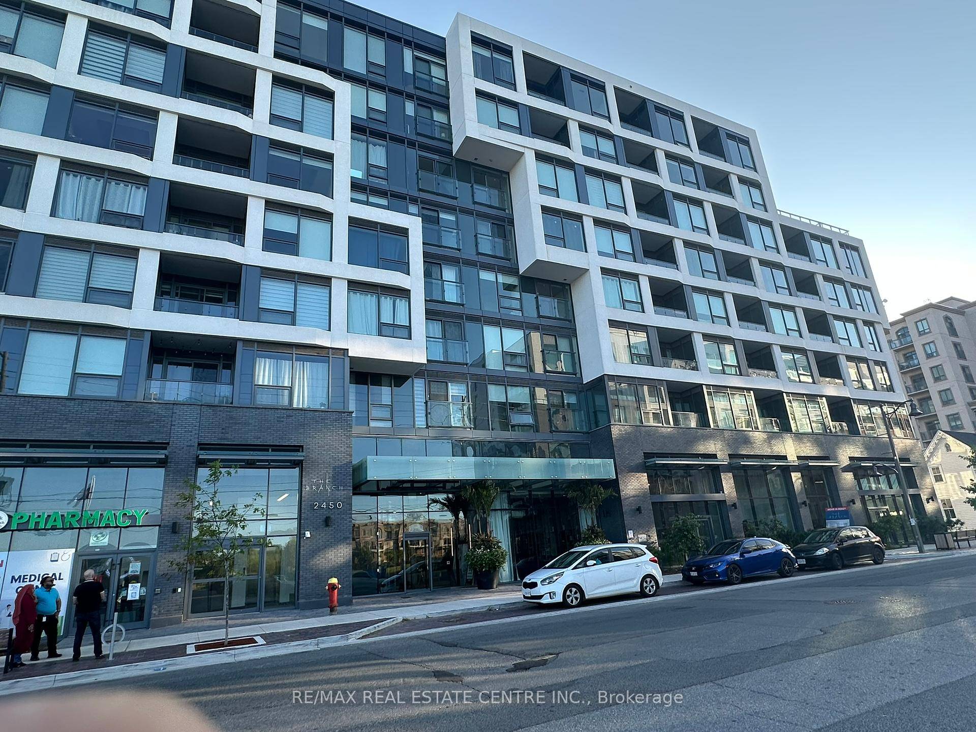Luxury Living is waiting for you Explore this stunning 1 bedroom, 1 bathroom condo at The Branch Condos, located at 2450 Old Bronte Rd in Oakville's sought after Westmount community.