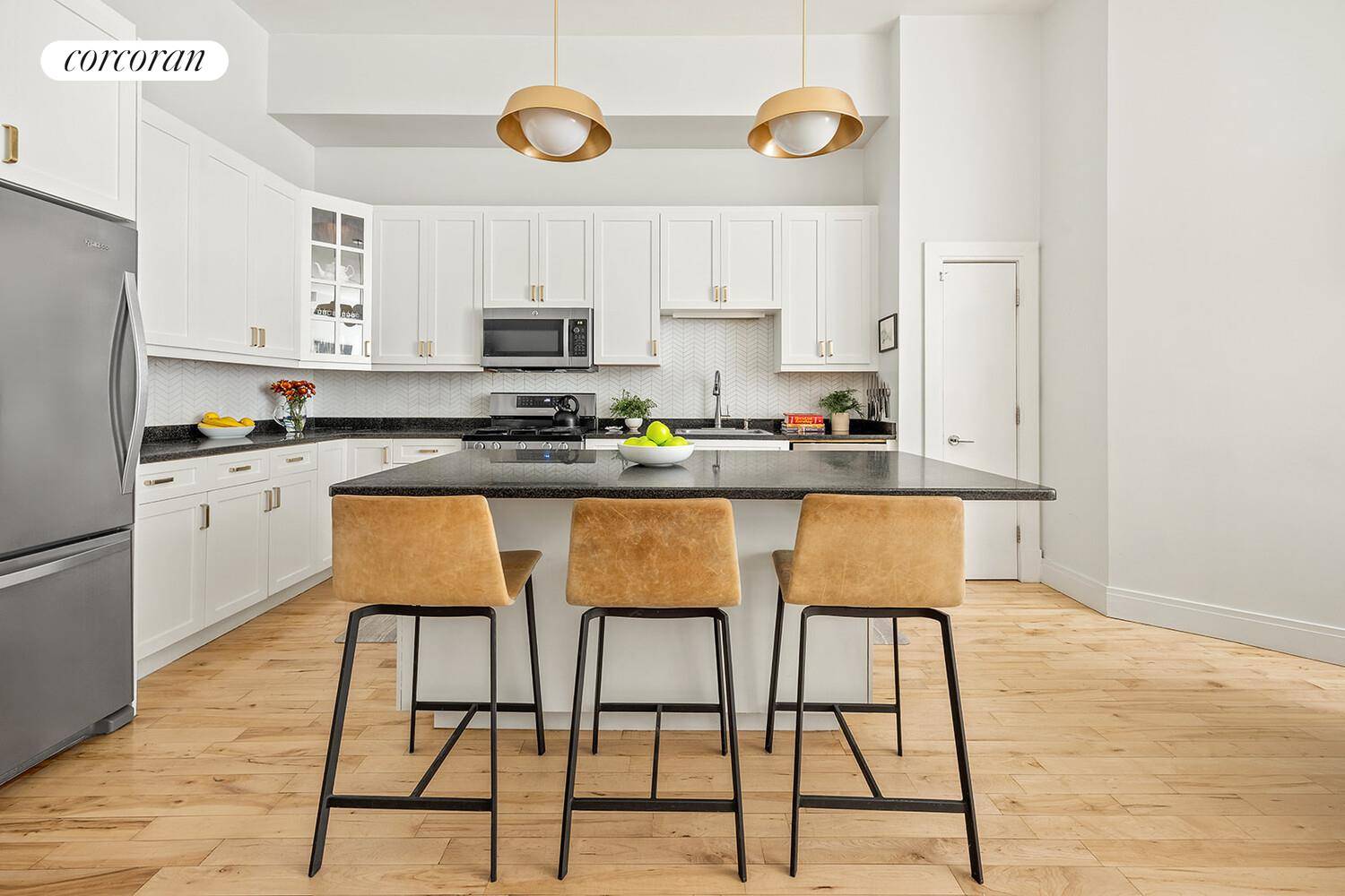 Enjoy generous light filled interiors and a large private outdoor space in this beautiful 2 bedroom, 2 full bathroom home with soaring 12 foot ceilings.