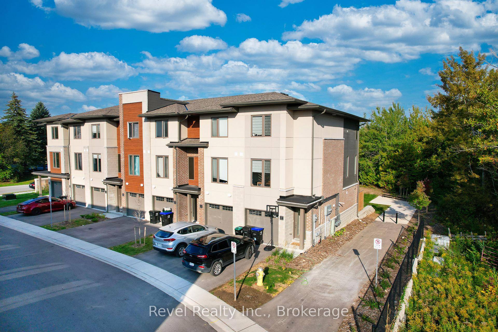 Bright amp ; Private End Unit Backing onto Greenspace.