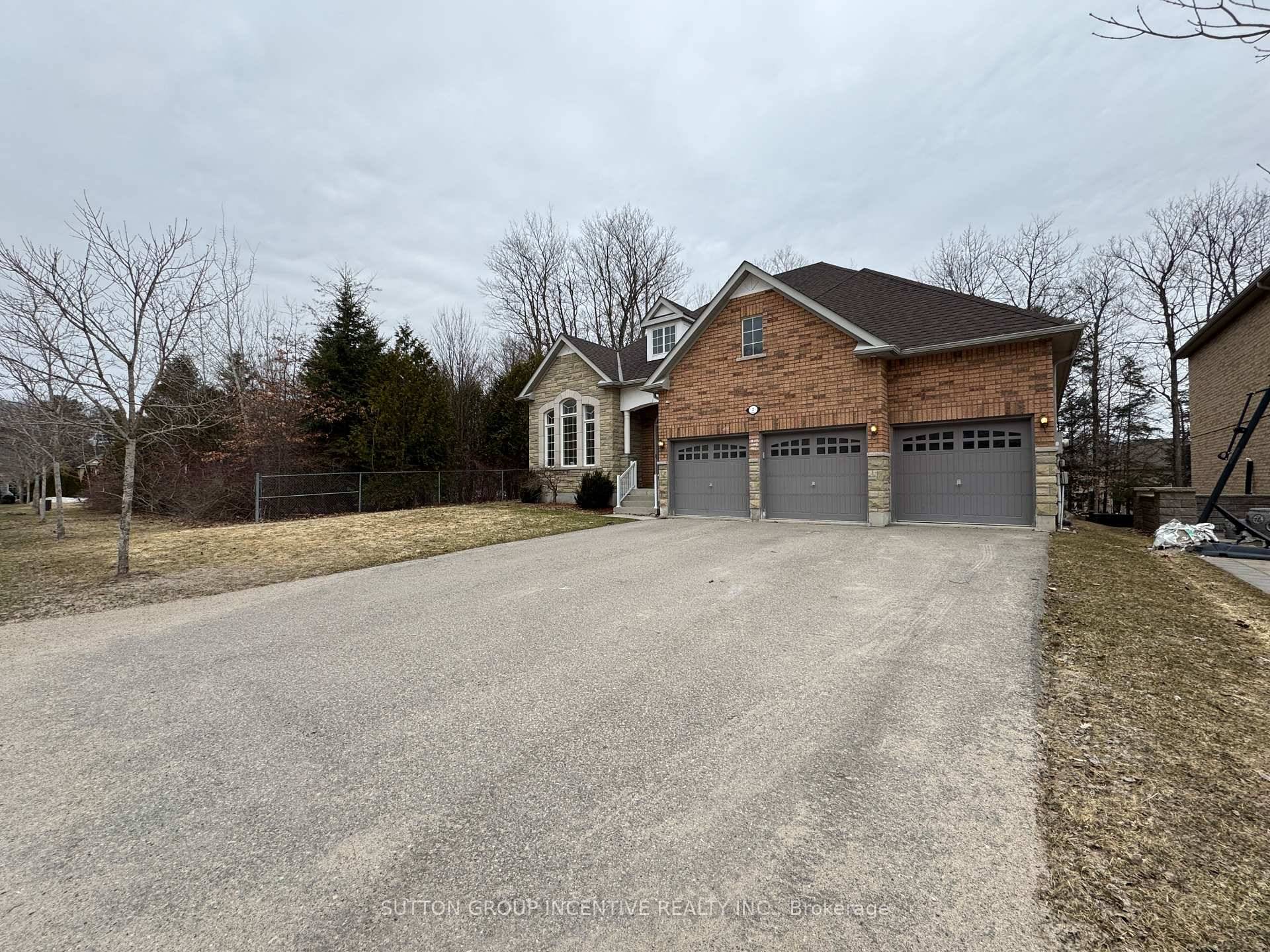 EXECUTIVE 2600 sqft Bungalow W WALKOUT BSMT amp ; POOL CLOSE TO LAKE.