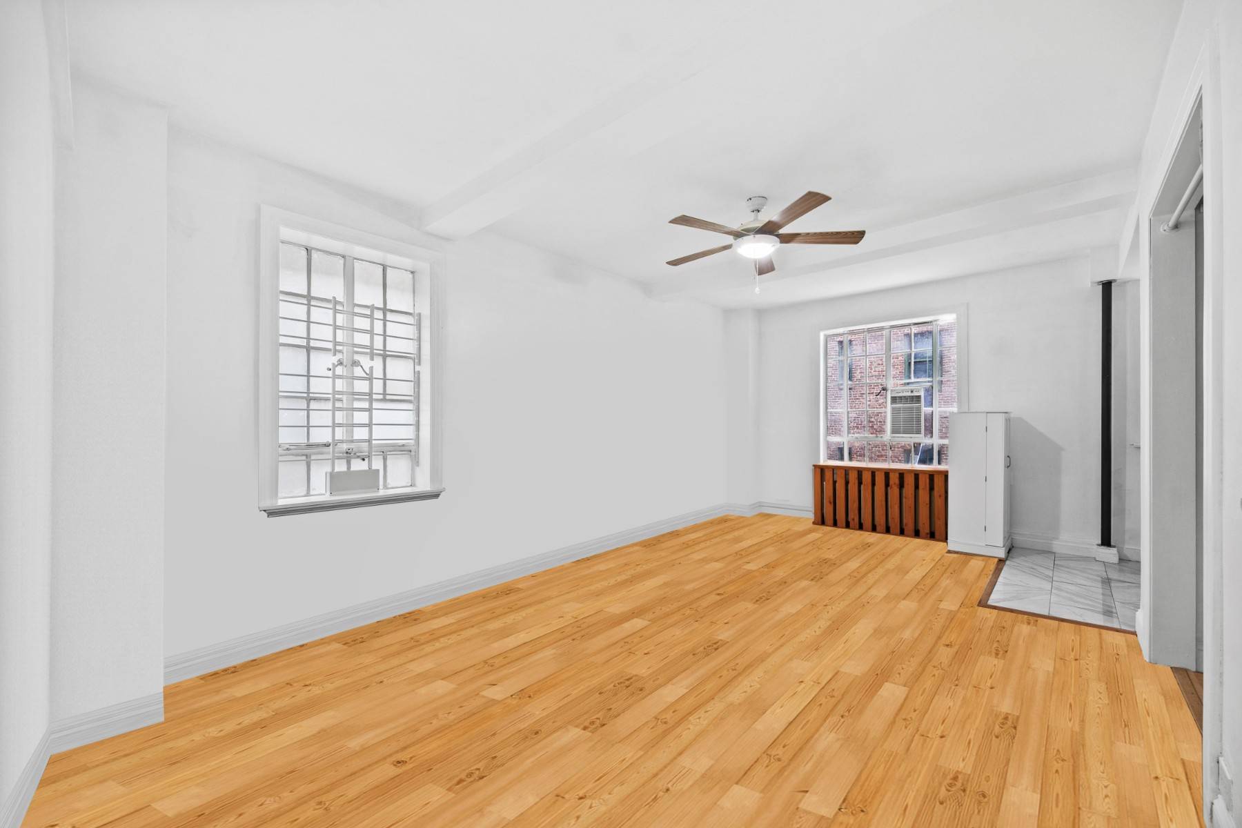Welcome to this charming studio apartment in the heart of Murray Hill !