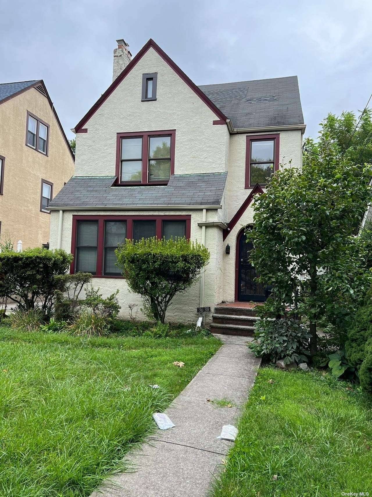 Prime location in the heart of bayside, walk to bus, shop, school district 26.