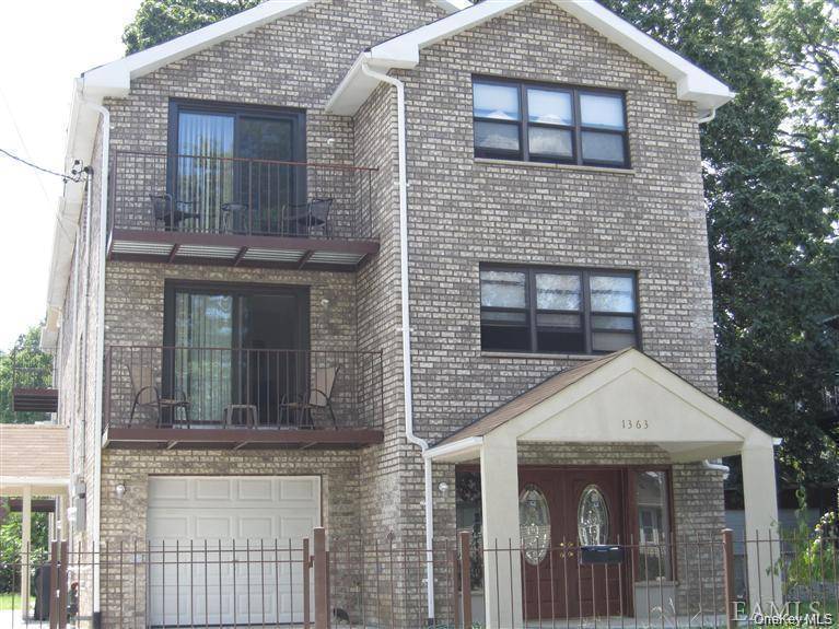 Conveniently located in the heart of Pelham Bay, this spacious and bright unit offers the perfect blend of comfort and accessibility, with easy access to shopping, dining, and transportation.