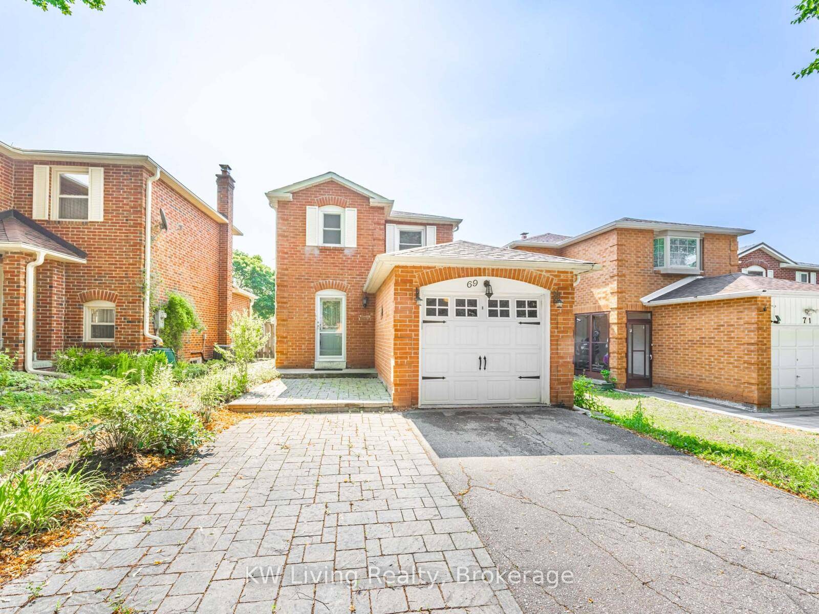 Location ! Location ! Cozy 2 bedroom Link House Located At Prime Markham Mccowan Highway 7 !