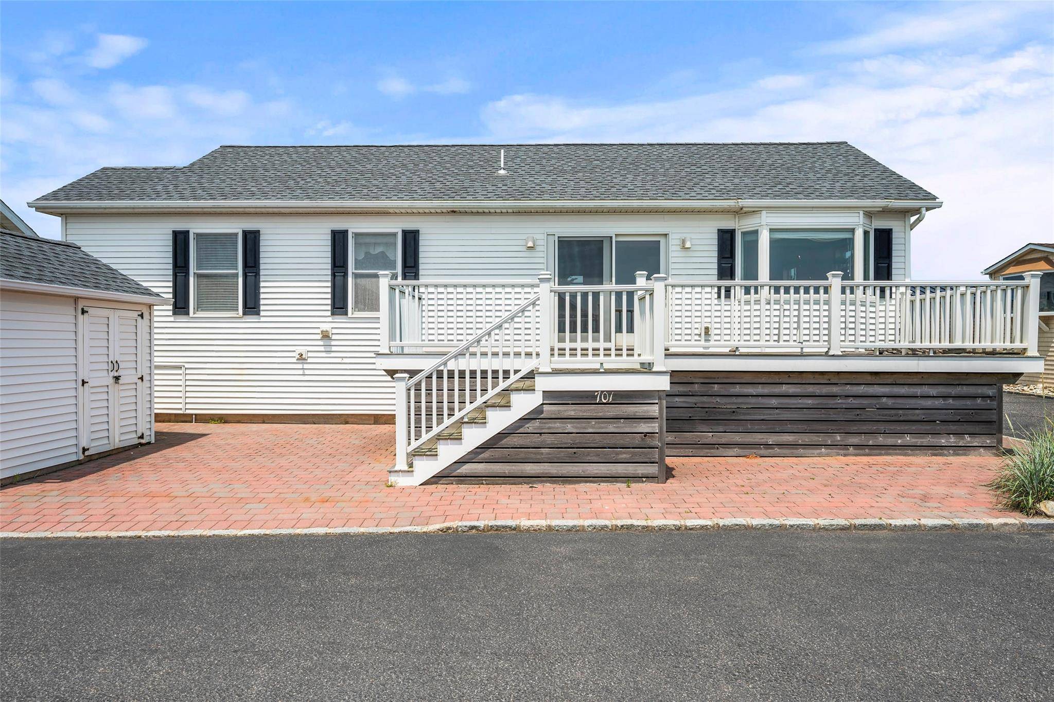 PRIME OCEAN VIEWS IN MONTAUK SHORES Enjoy beautiful views of the ocean from this ideal condominium property perched above the famous surf of Ditch Plains beach.