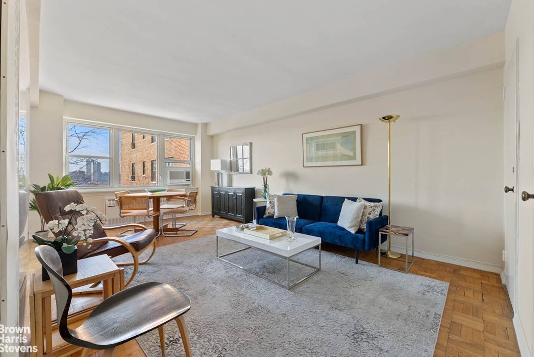 73 WEA RSD Riverside Park and Garden Views Enjoy abundant light and glowing sunsets from the only Schwab House alcove studio line to directly face Riverside Park.