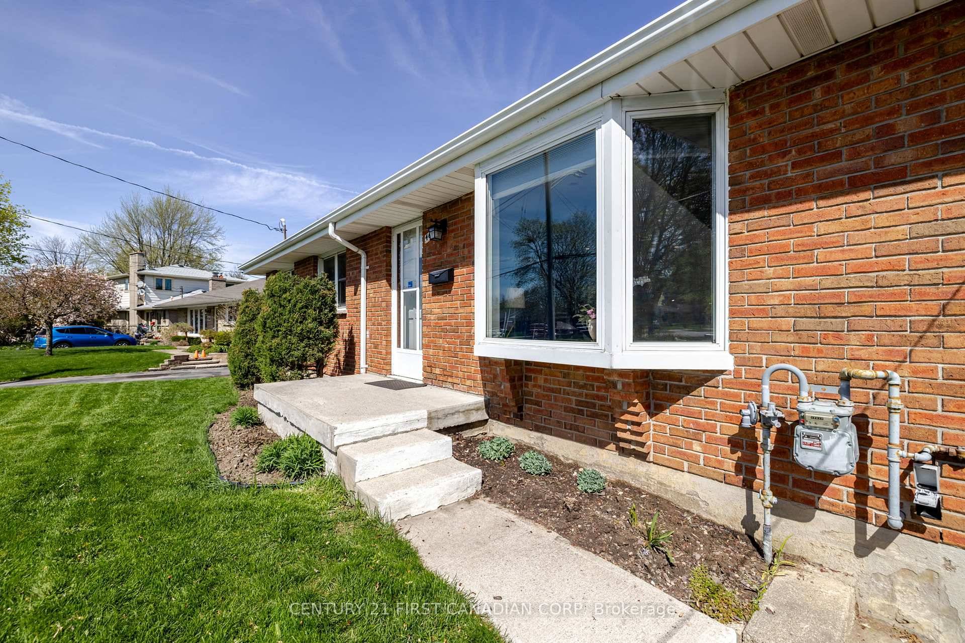 Welcome home ! This well maintained beauty backs onto the Euston Park Trails, the Cove Trails and Springbank park is close by too.