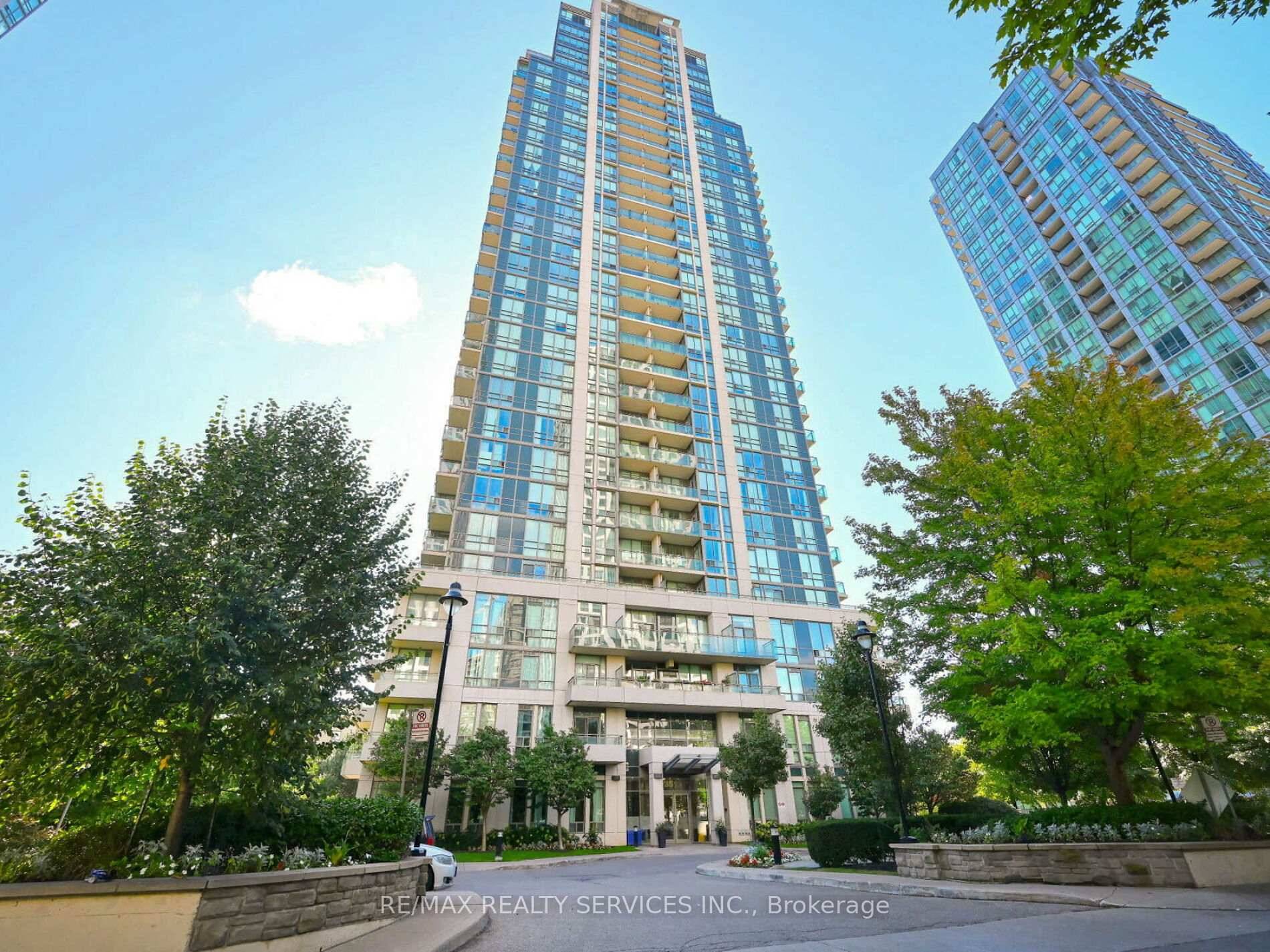 Luxurious Corner Suite With 9Ft Ceiling On 20th Floor In The Heart Of Mississauga With Spectacular Views Of Lake Ontario amp ; City.