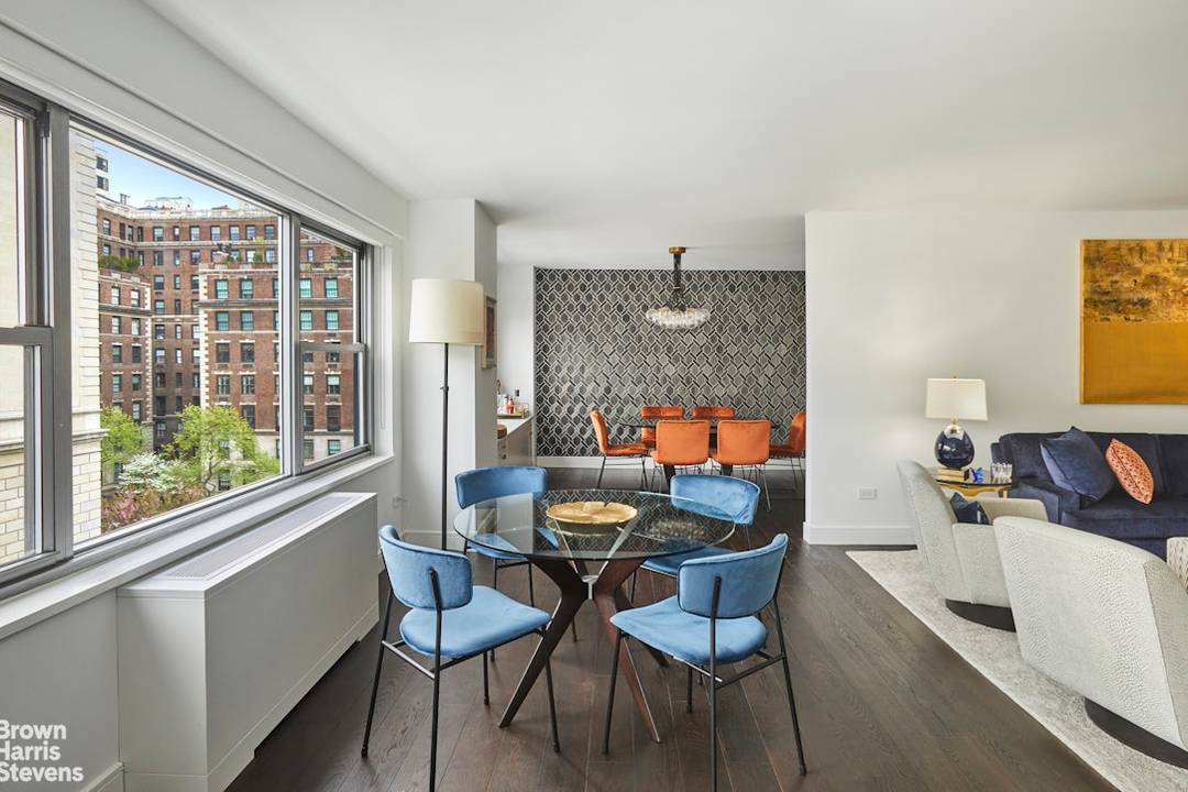 It's rare recently that an apartment on Park Avenue comes on the market that needs absolutely no work !