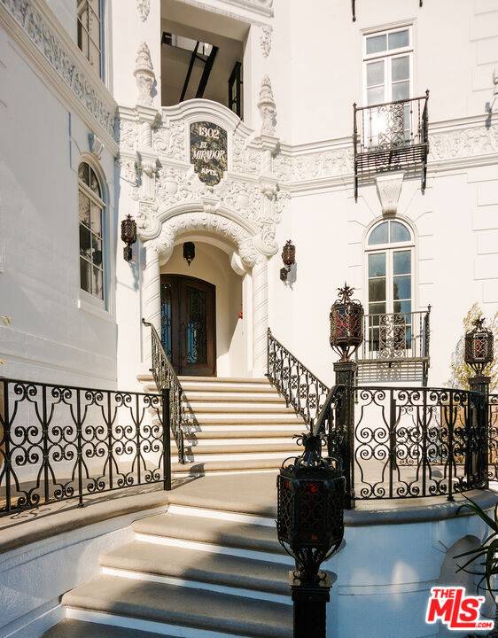 1302  Sweetzer Ave 3BR Hollywood Hills East La