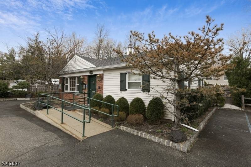 Prime Commercial Office and Medical Building for Lease.