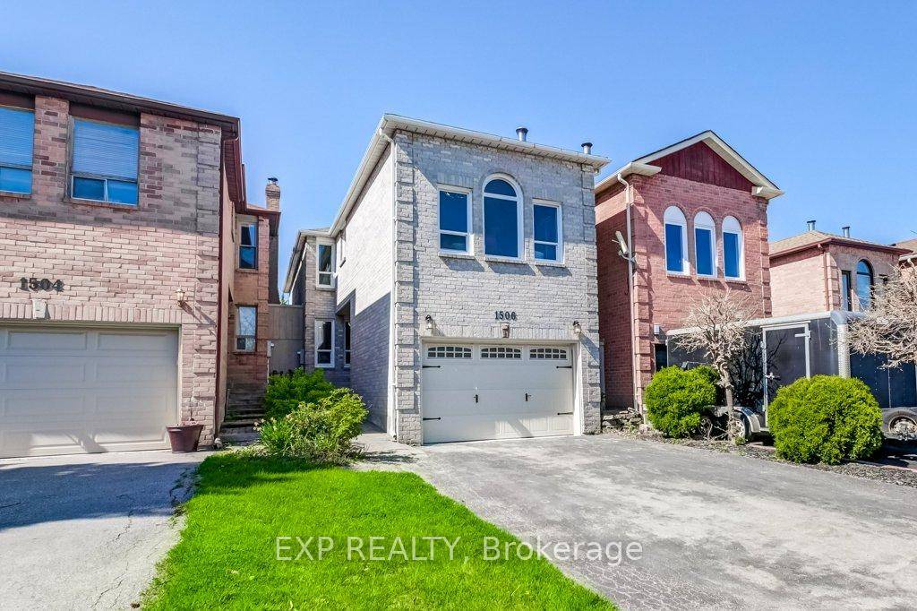 Beautifully Renovated 3 1 Bedroom Home in Oakvilles Sought After Clearview Community.