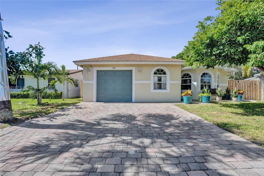 This charming 3 2 single family pool home is in the heart of Lake Worth.