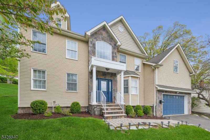 Stunning 5 Bedroom Colonial in West Orange ?