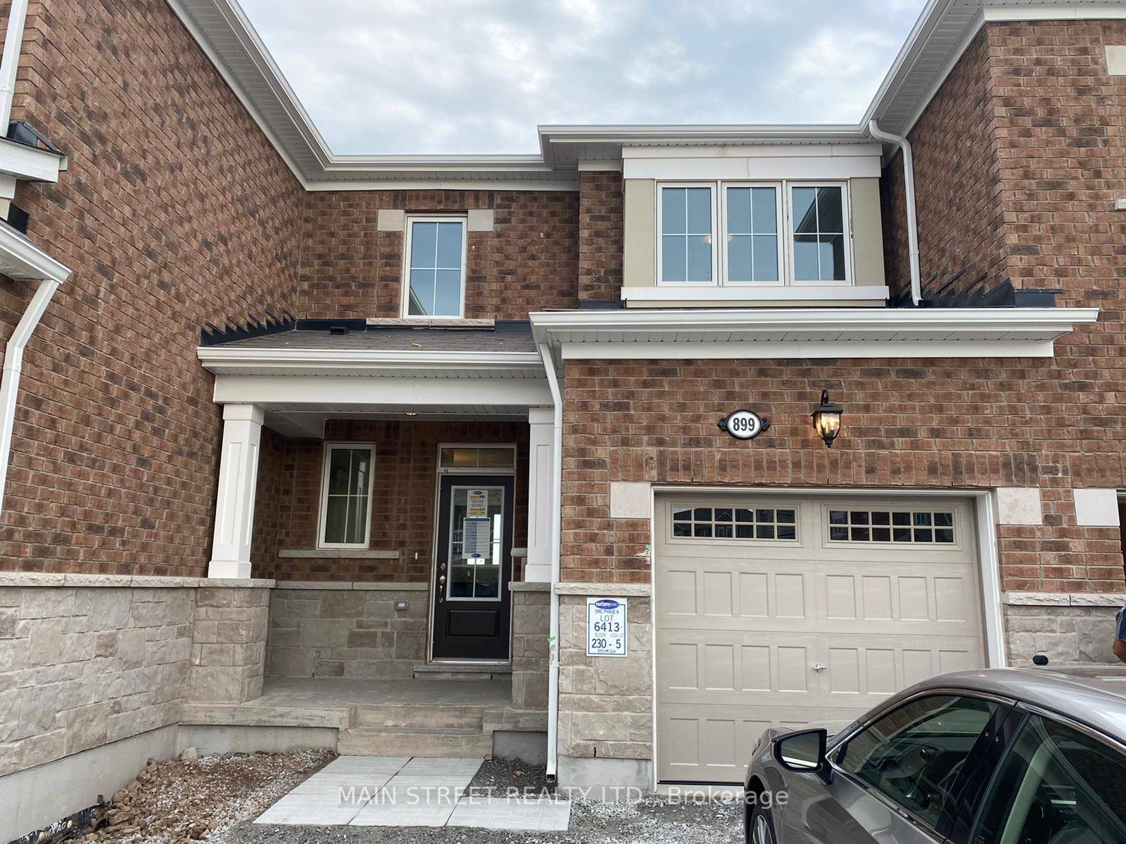 Stunning 2 storey townhouse, 3 bedroom and 3 washroom townhouse.