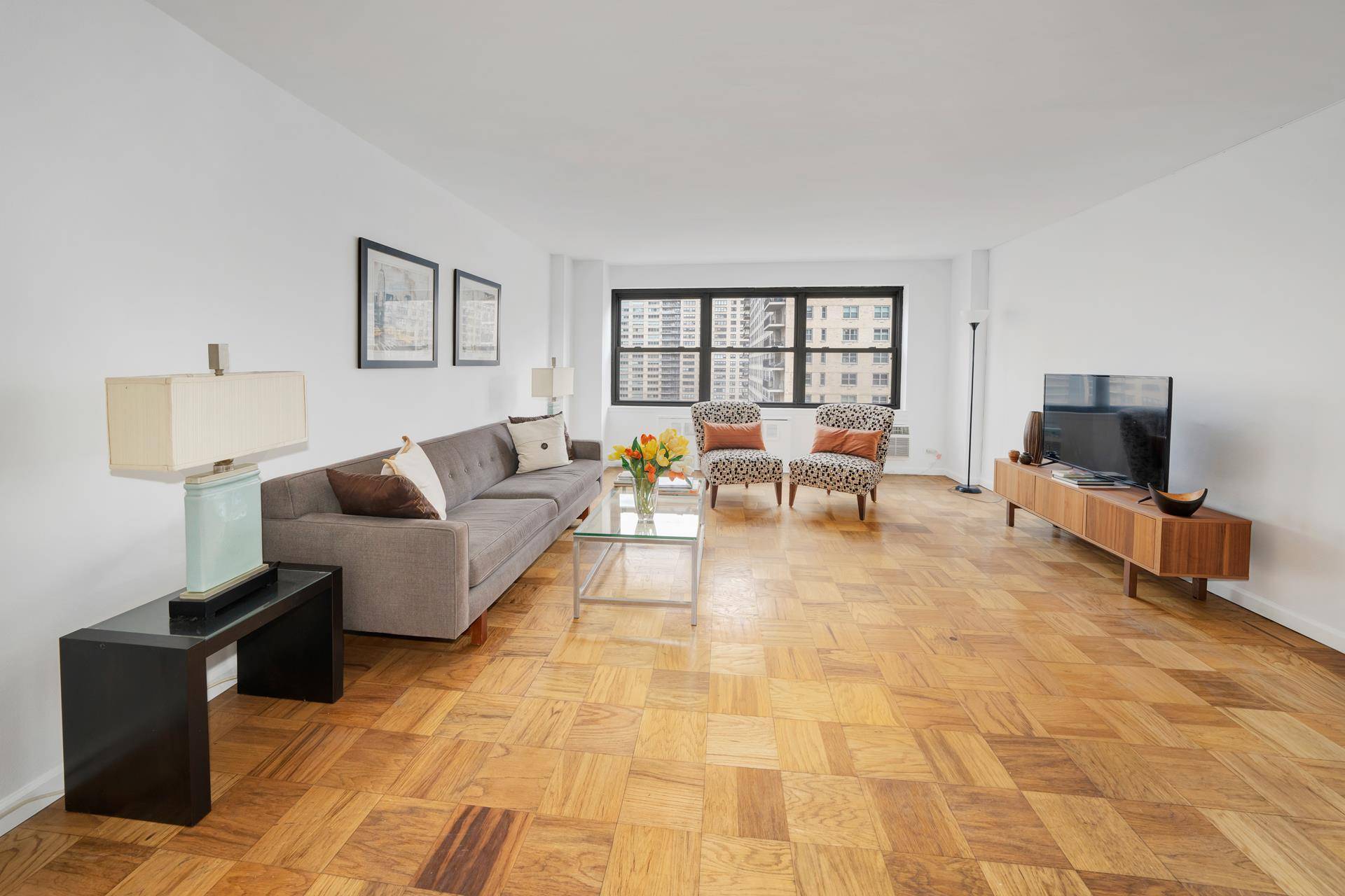 This delightful one bedroom at Lincoln Towers is situated on the 16th floor and boasts Eastern exposure with open city views and bright light throughout the day.