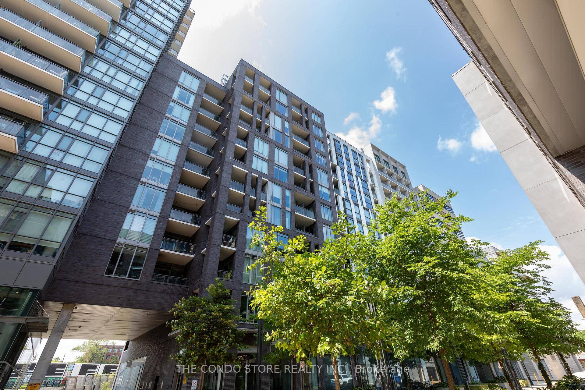 Freshly renovated suite in the heart of Queen West !