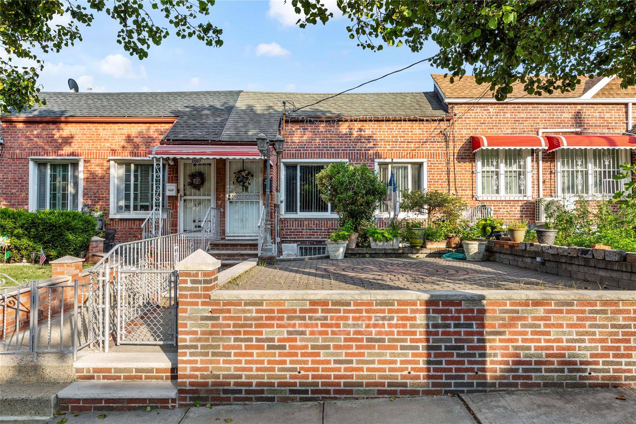 Single Family Home 4 Beds 2 Baths 1, 401 Sq.