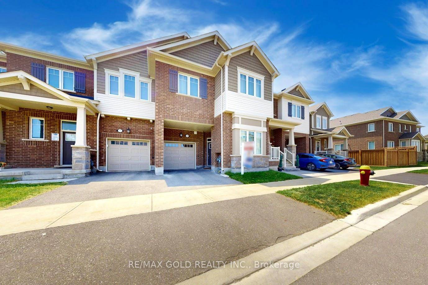 Immaculate Townhome in Prime Commuter Location !
