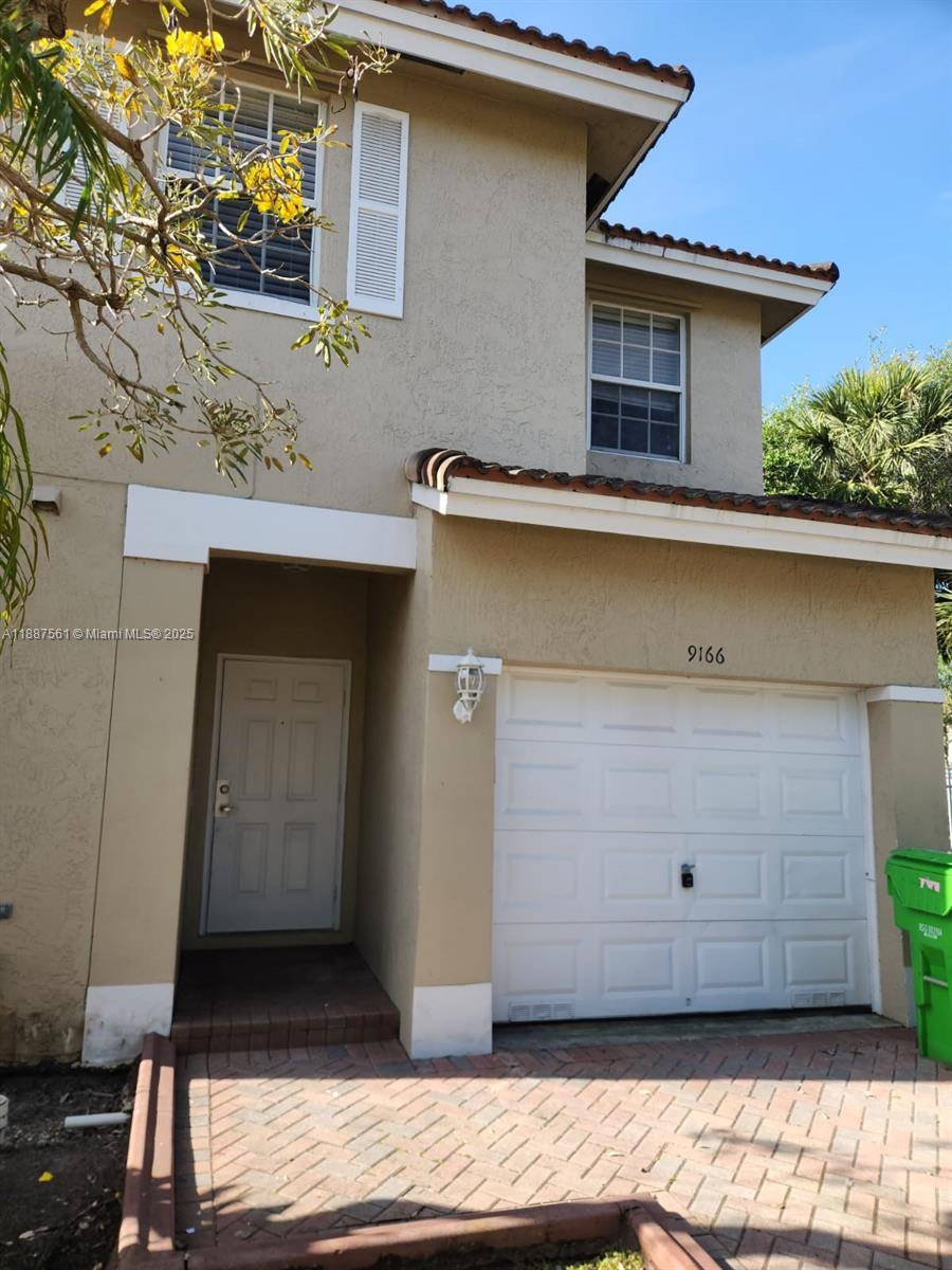 Spacious 4 Bedroom, 2 1Bathroom Townhouse in Excellent Location This great townhouse offers 4 bedrooms and 2 bathrooms, featuring spacious and comfortable living areas.