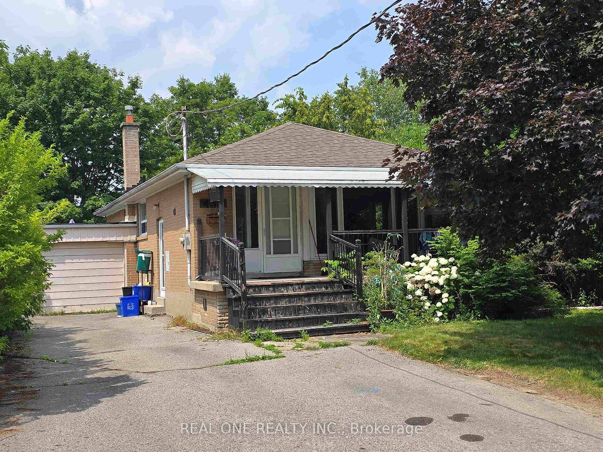 Location Location Location Amazing Opportunity In High Demand Area Of the Top Ranked Bayview Secondary School, Great Investment.