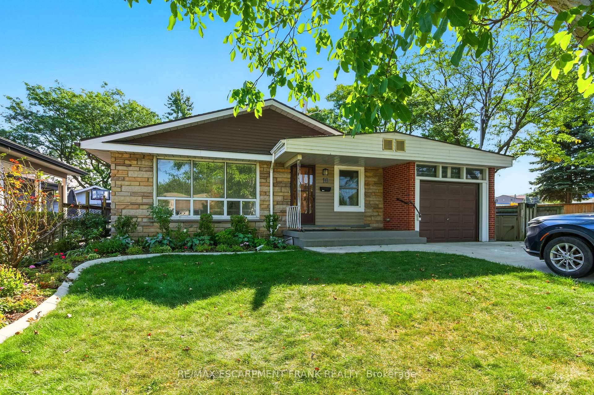 Beautiful move in ready Main Floor Rental Unit in quiet family friendly pocket of East Hamilton.