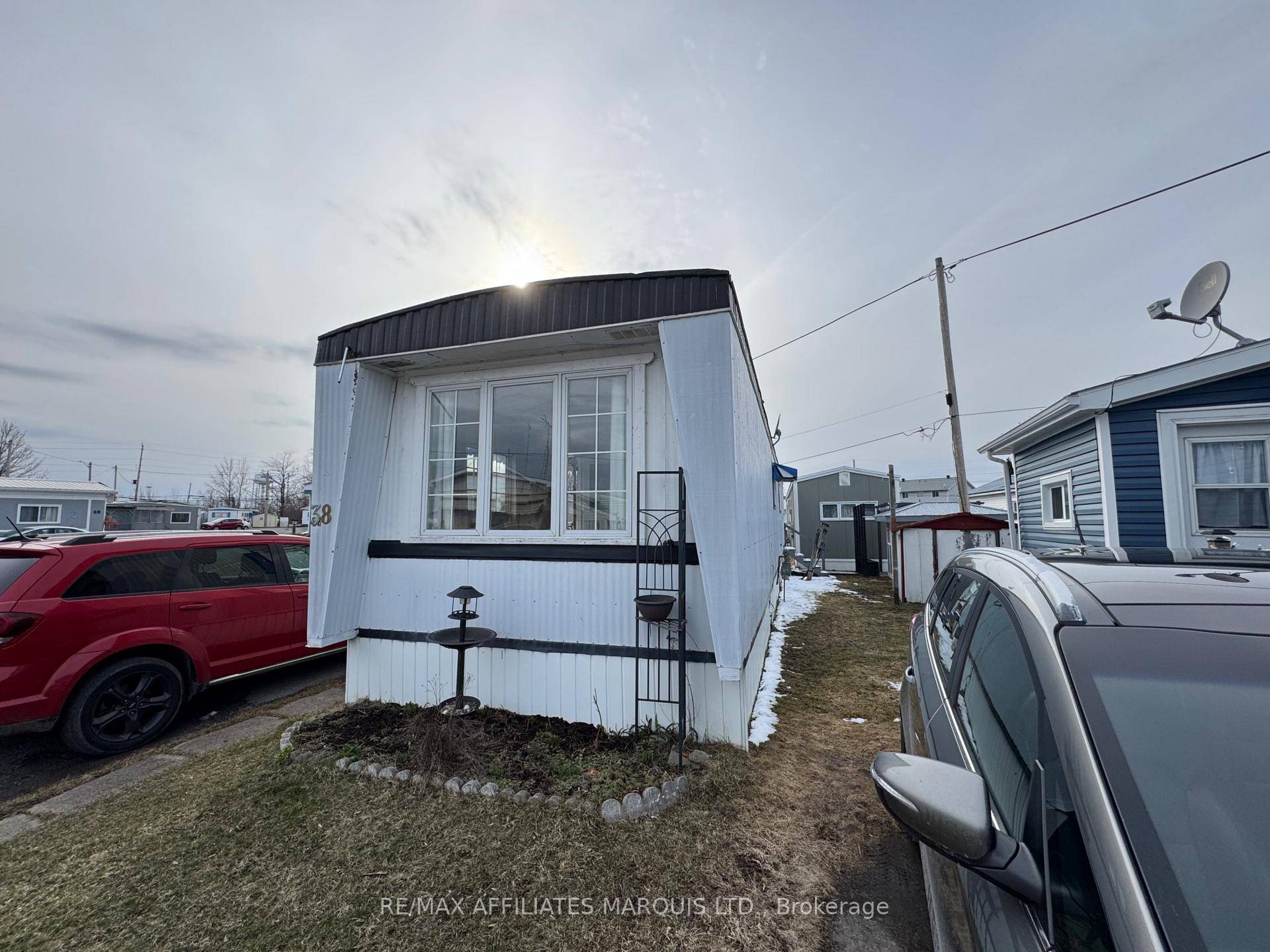 3 Bedroom Unit in the adult oriented, affordable Hills Mobile Park in Morrisburg.