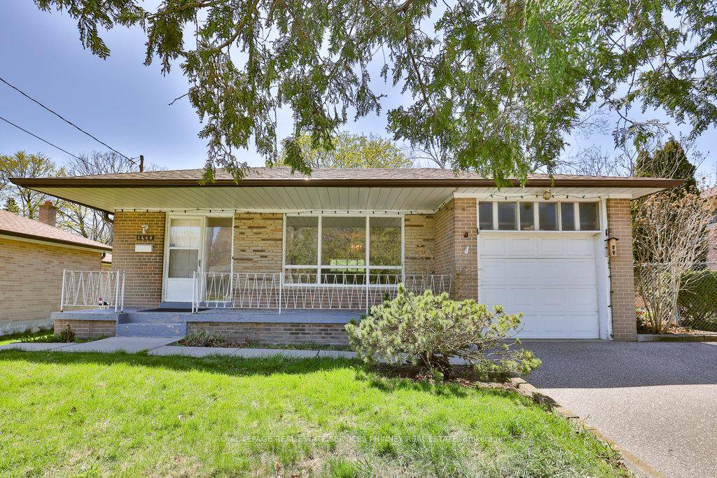 Rare 4 bedroom on the main floor, 2 bathroom bungalow, with fantastic renovation opportunity located in the prestigious Lorne Park Secondary School catchment.