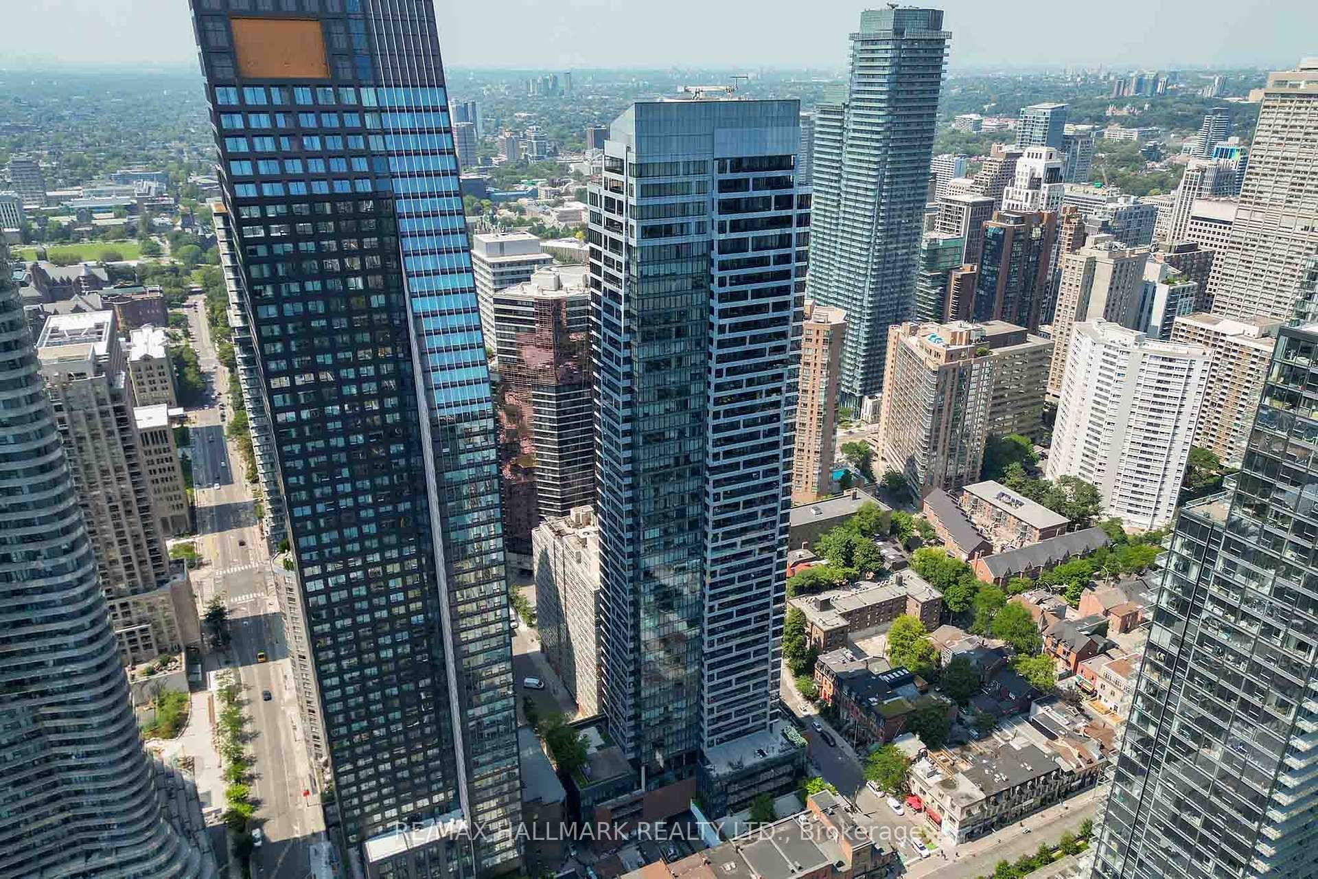Luxury Largest One Bedroom Condo Layout on Bay Street Corridor.