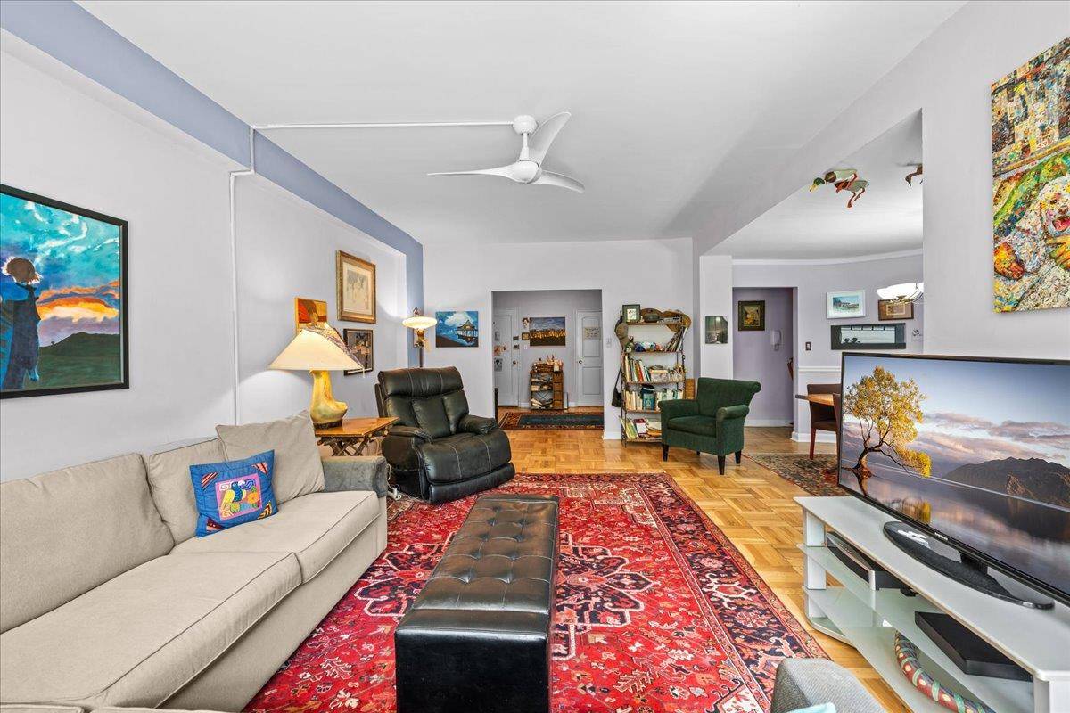 Sunny, Spacious 2 Bedroom Home in The Glenbriar South Riverdale's Premier Building Welcome to The Glenbriar, one of South Riverdale's most desirable buildings, known for its prime location and outstanding ...
