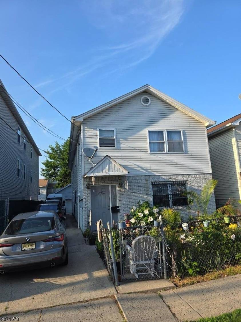 Great 2 family home in a good location build in 1999.