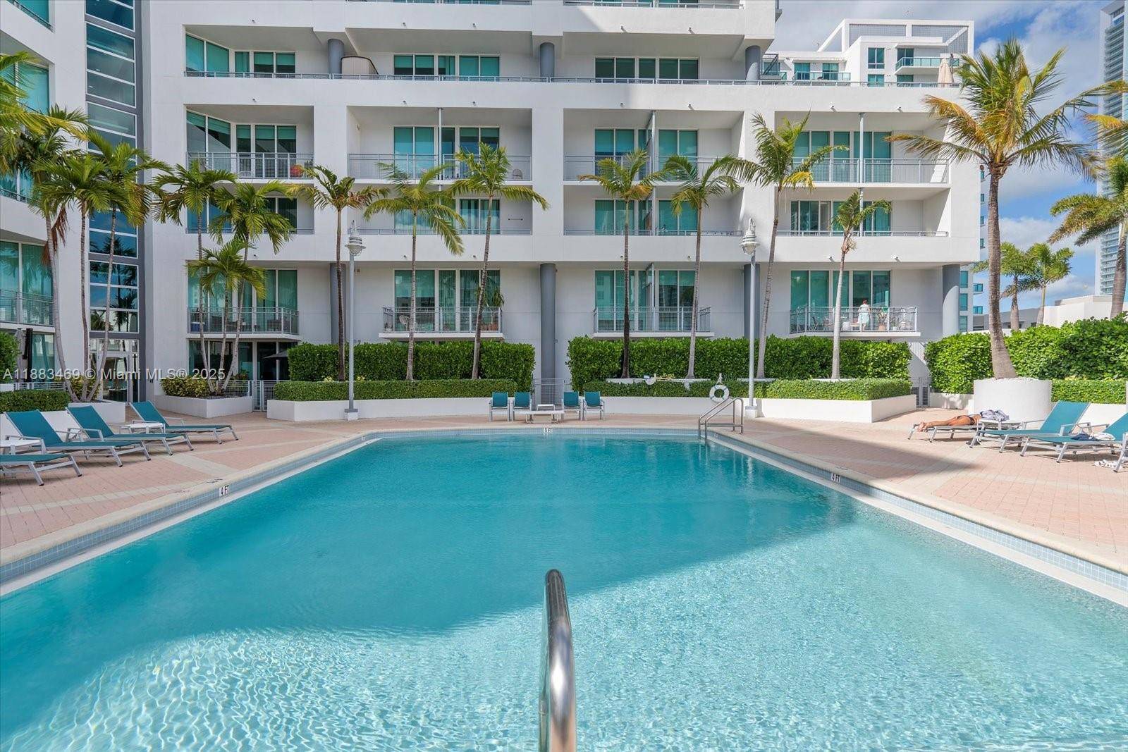 Prepare to be wowed by this stunning lanai unit !