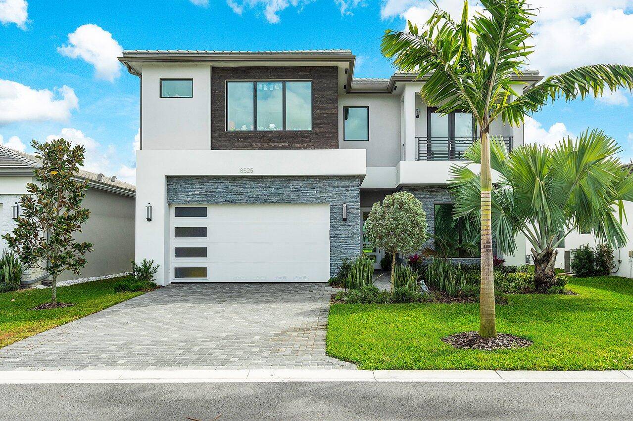 Gorgeous Lakefront 5 Bedroom home with loft in Lotus.