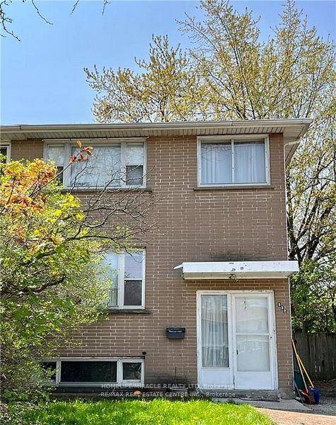 This freehold 2 story semi offers a great floor plan, complete with 3 bedrooms and 1.