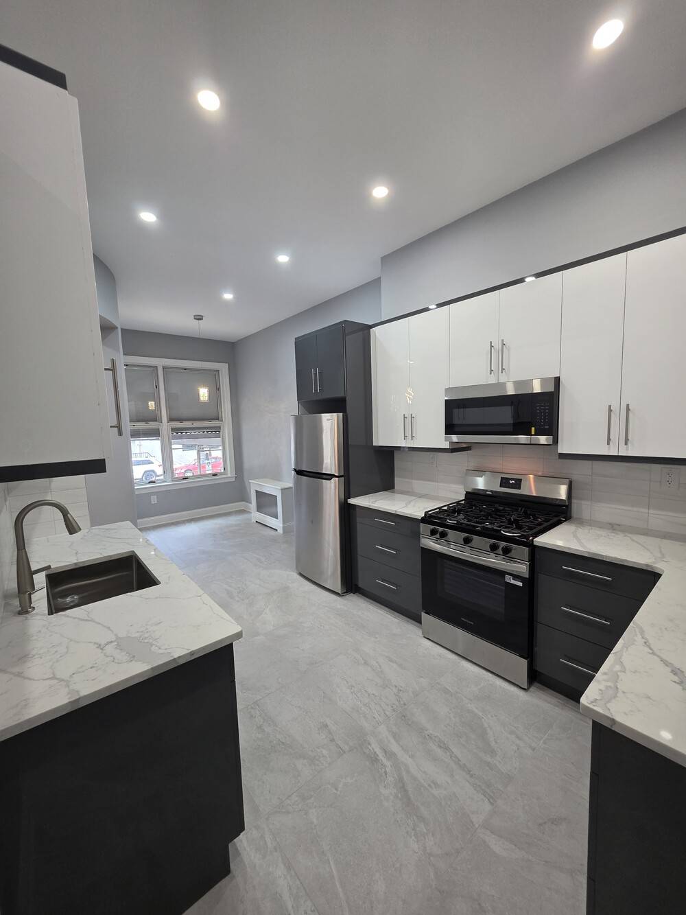 Welcome to the parlor level at 511 Bay Ridge Parkway, an exquisite townhouse rental with huge private outdoor space' ; l in the charming and vibrant neighborhood of Bay Ridge ...