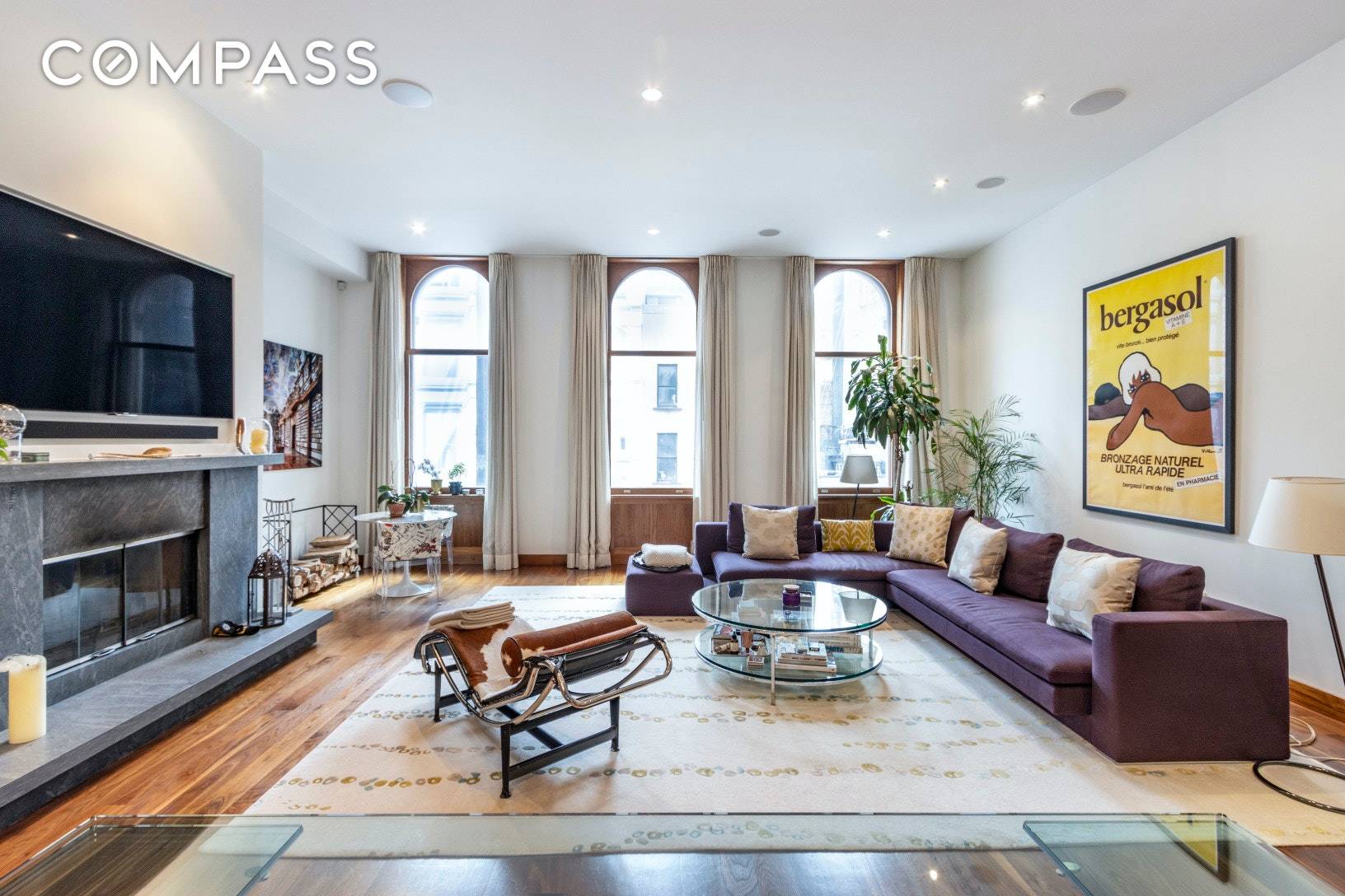 Located in a boutique doorman building on cobblestoned Mercer Street, this is the quintessential Soho loft you re dreaming of.