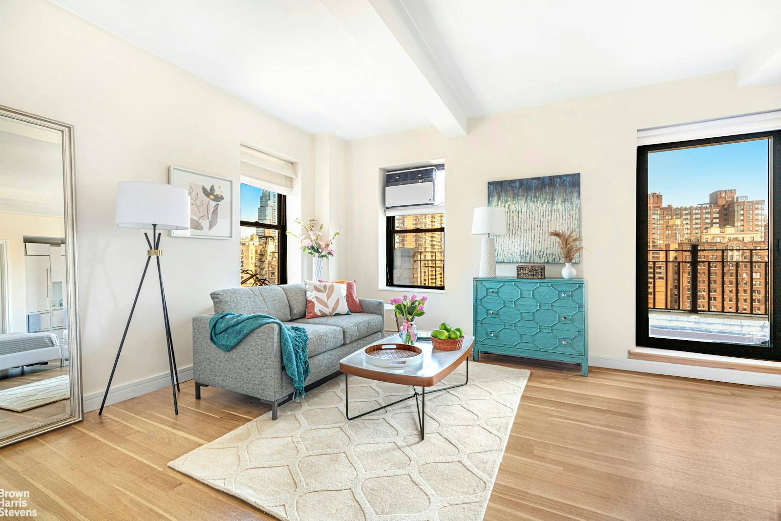 Rare and bright corner studio with balcony and stunning views !