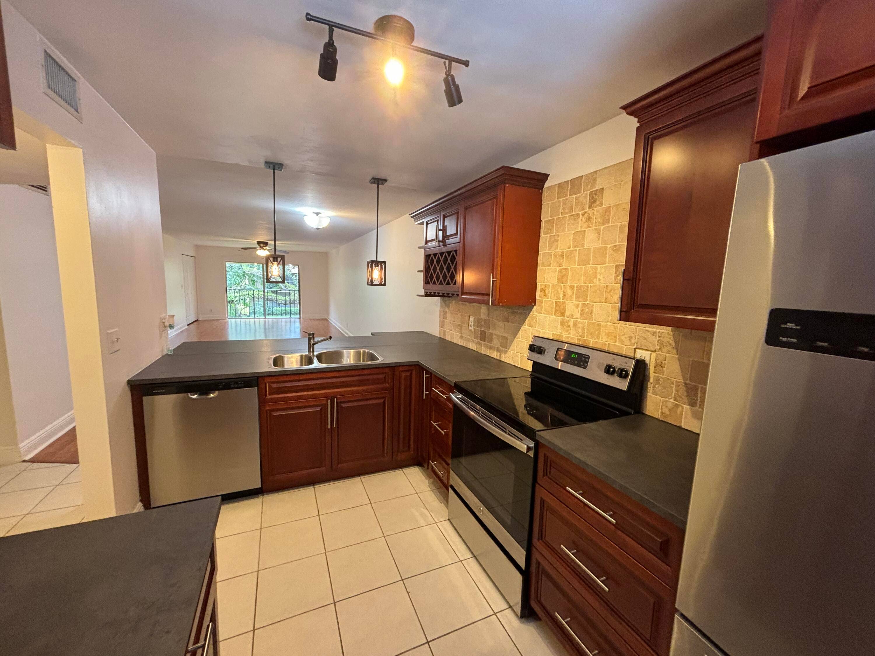 ALL AGES ! GREAT LOCATION AND LOW CONDO MAINTENANCE !