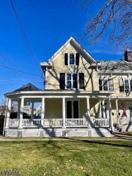 Welcome to this impressive and oversized 5 bedroom home offering an abundance of space, comfort, and convenience.