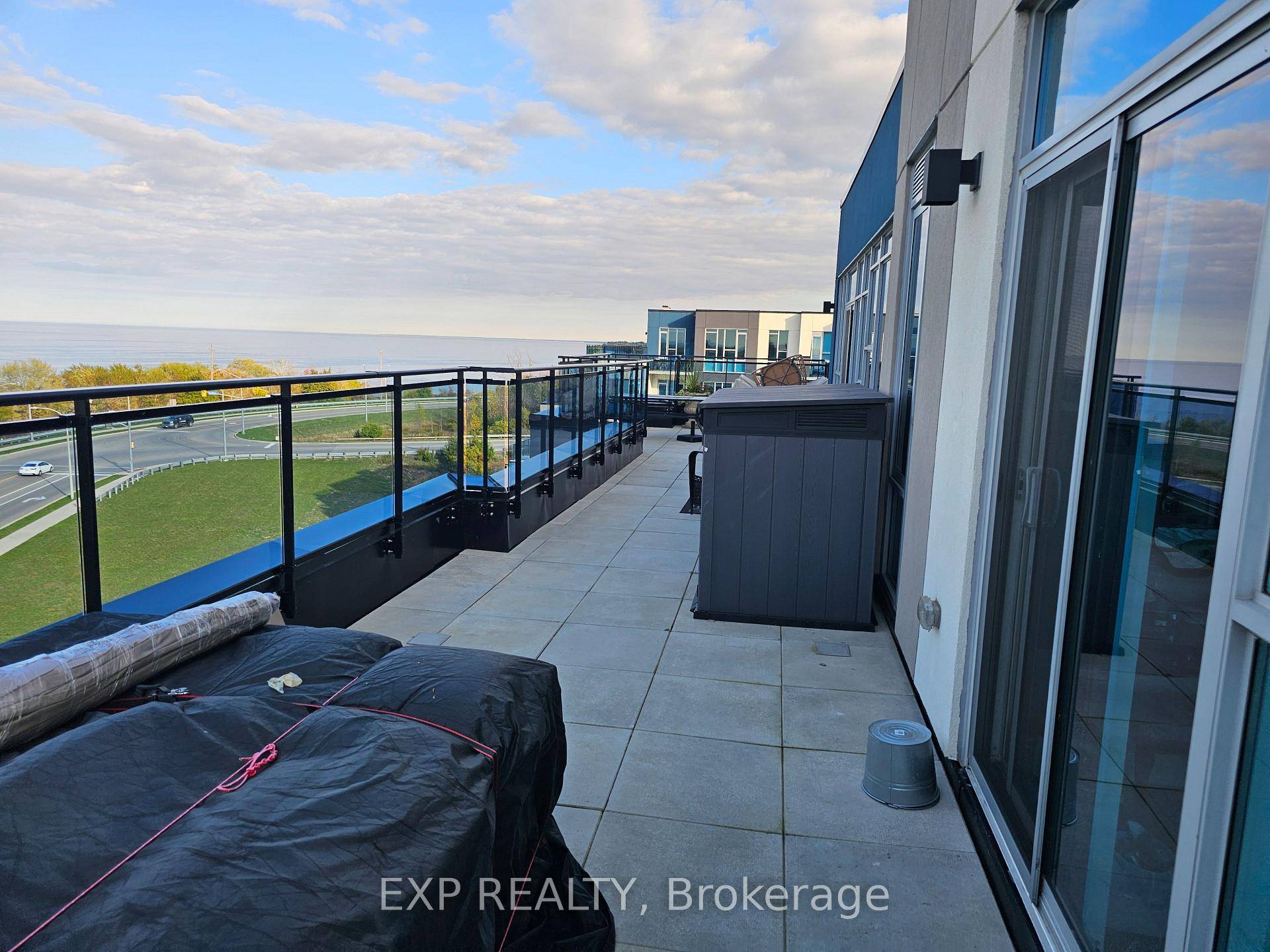 Welcome to this amazing 6th floor suite in the heart of Grimsby on the Lake.