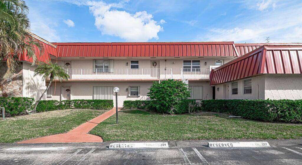 Don't miss this Royal Palm Beach Retreat in 55 Greenway Village.