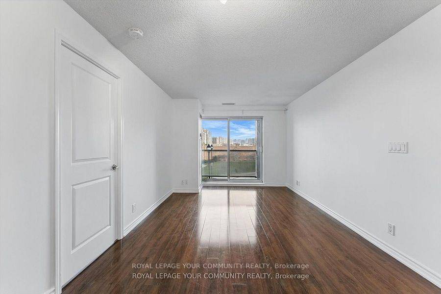 Move In Ready Condo with 2 Parking Spots in Prime Richmond Hill Location !
