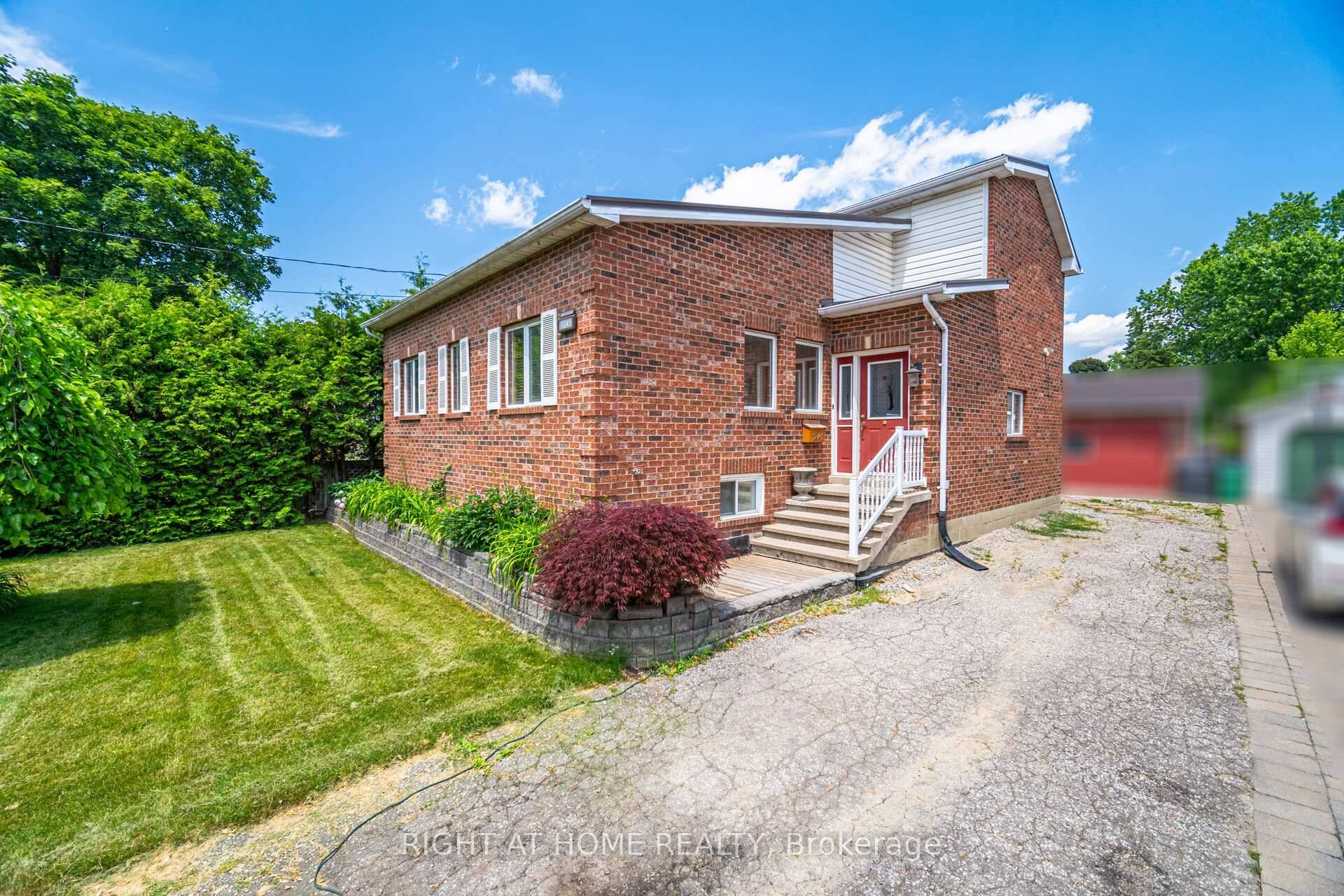 Stunning Mineola East Home on an Extra Deep 52 x 221 Ft Lot !