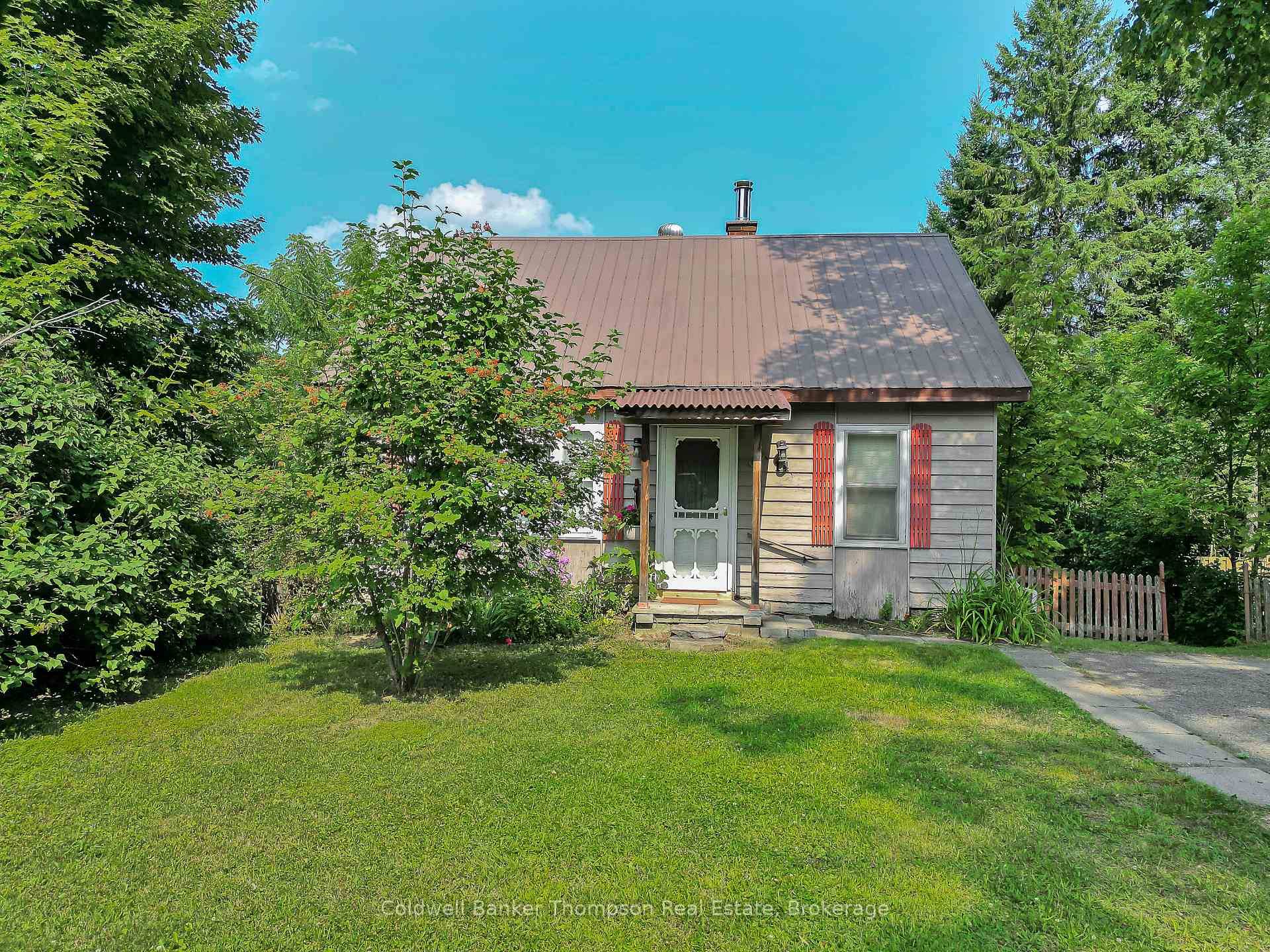Welcome to this lovely 3 bedroom home, ideally located just minutes from downtown Huntsville.