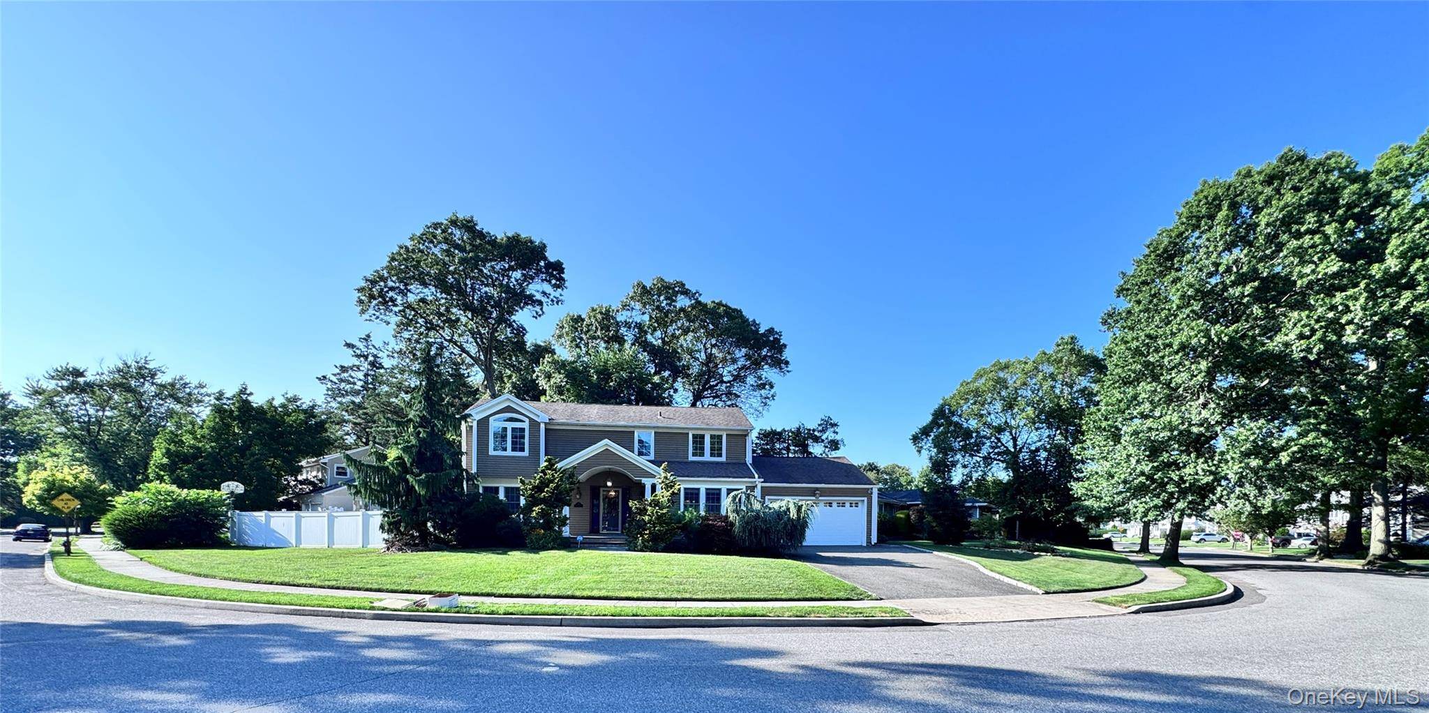 Welcome to the heart of Jericho s most desirable East Birchwood neighborhood !