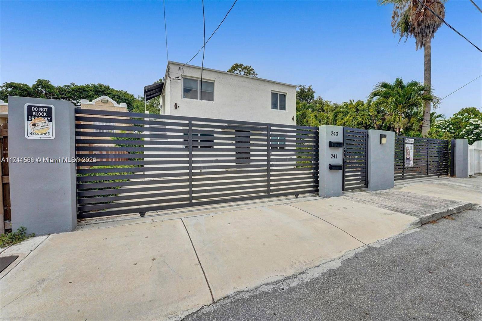 Fully remodeled Wynwood duplex ideal for investors !