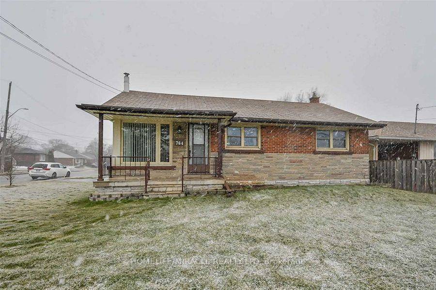 This bright and spacious 3 bedroom main floor unit is ideal for families or professionals seeking a comfortable and convenient living space.