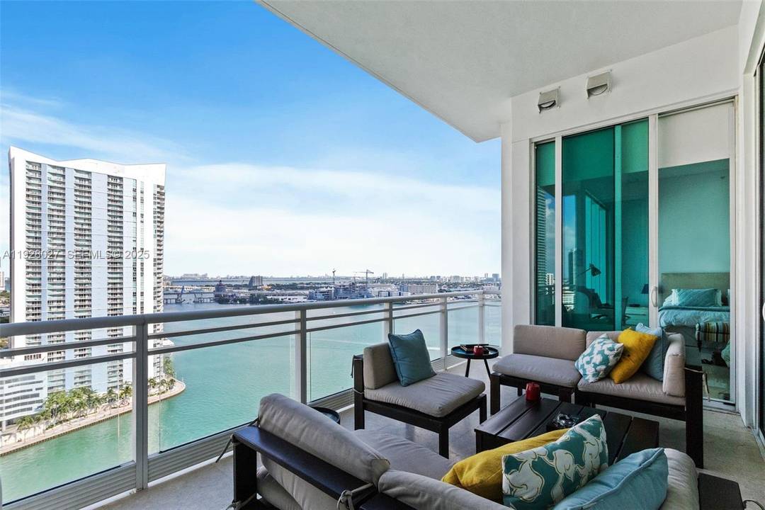 Enjoy breathtaking panoramic views of Biscayne Bay and the Miami skyline from this 20th floor, 2 bedroom, 2.