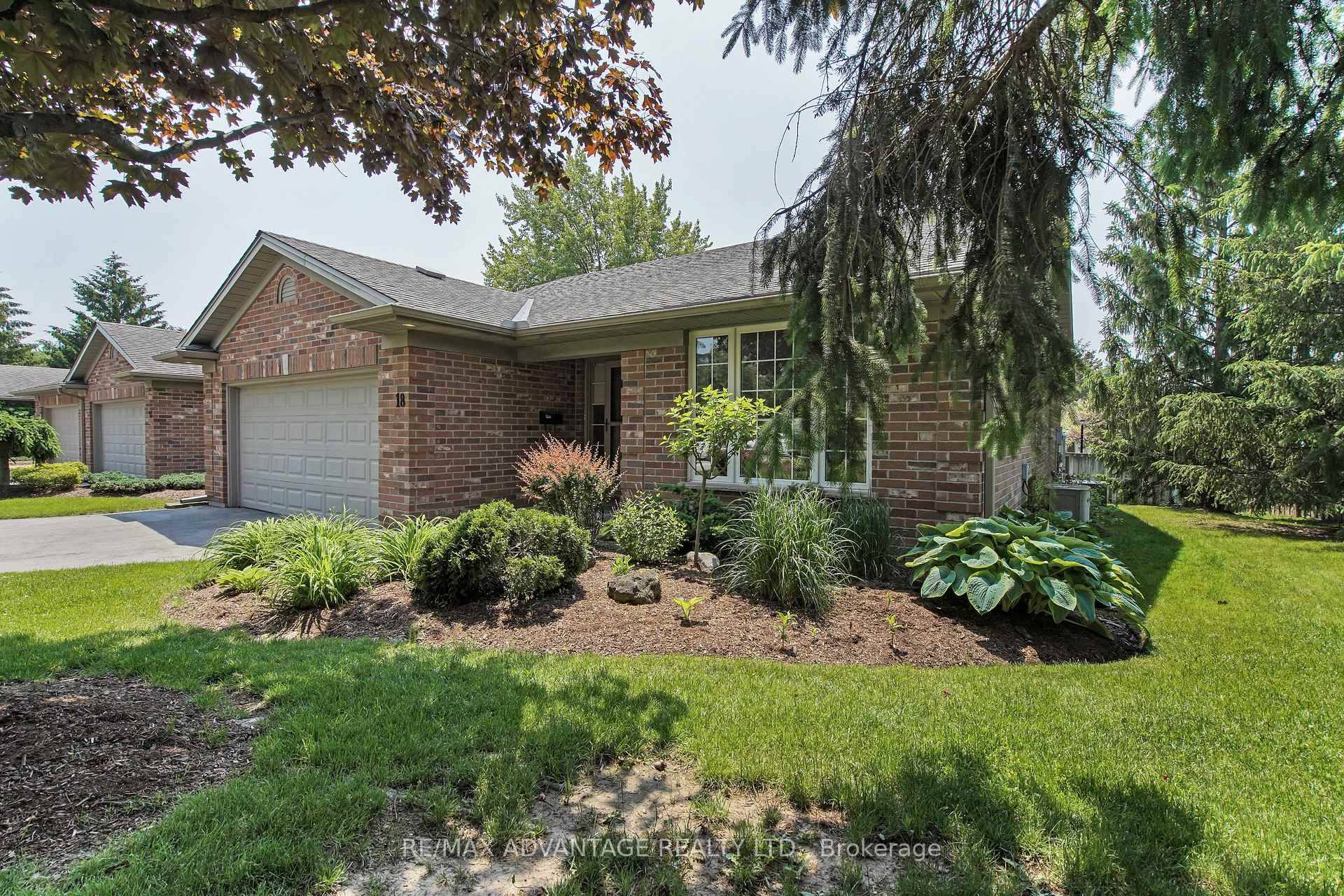 This is the best one floor home currently available in North London and it has an easy safe walk to all that Masonville offers.