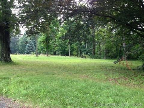 Beautiful level property with appoved five bedroom septic.